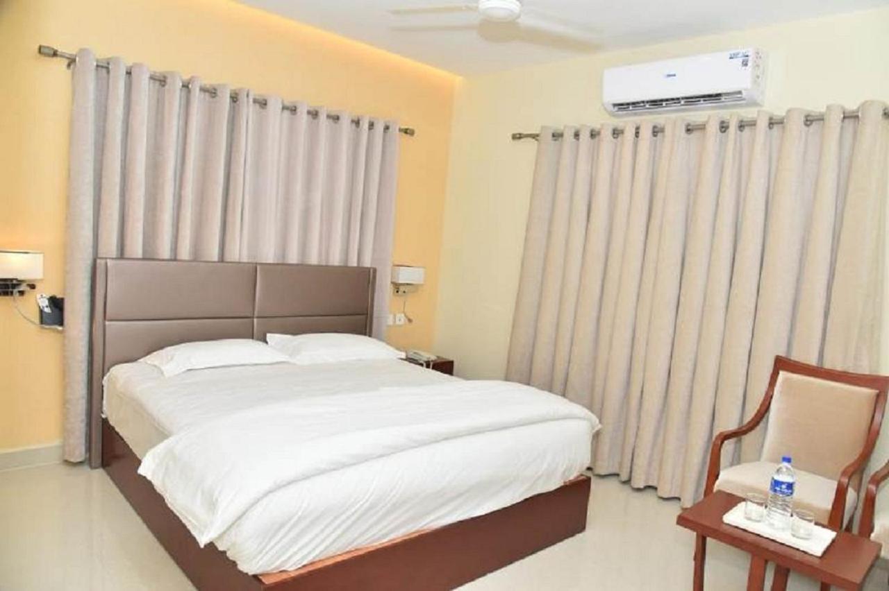Ganesh Meridian Tiruppattur Exterior foto